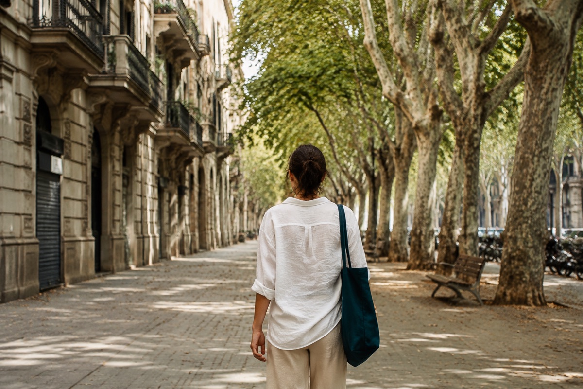 Persona adulta caminant cap a una consulta de psicologia a Barcelona