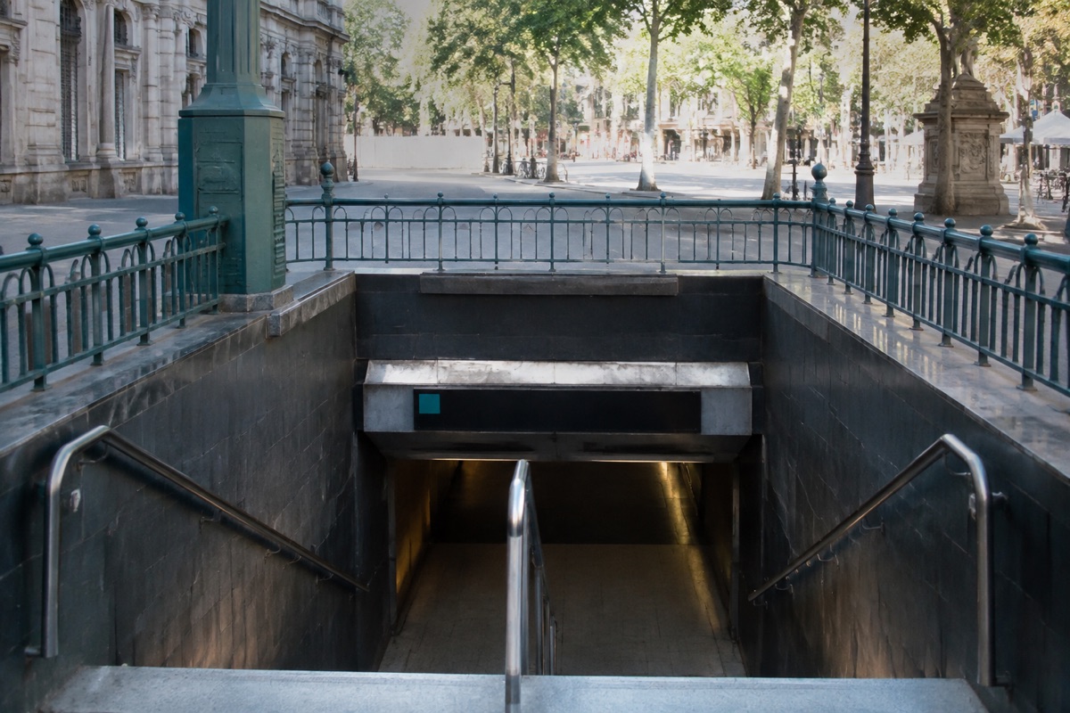 Passadís urbà obert i lluminós a Barcelona com a metàfora de superar pors